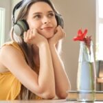 Nastolatka słuchająca audiobooka