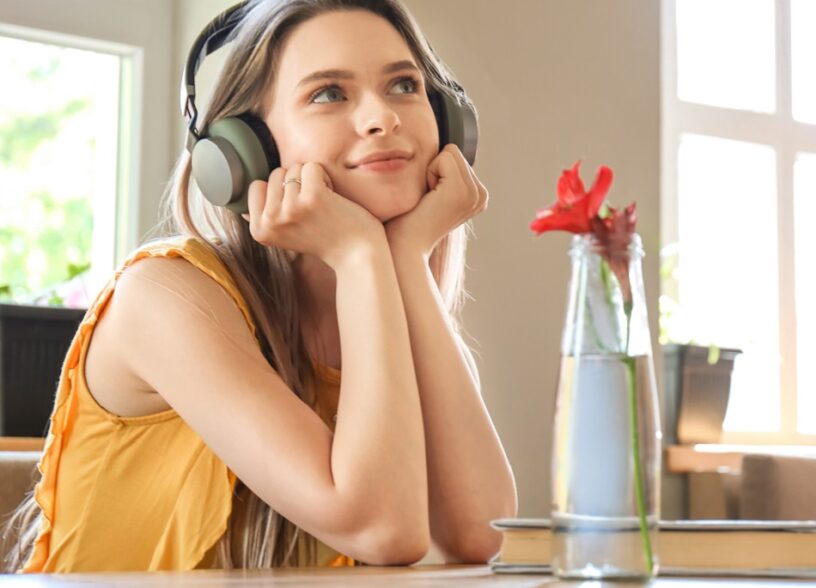 Nastolatka słuchająca audiobooka